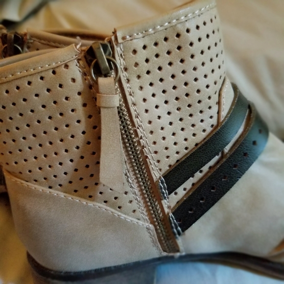 NWOT Roxy Buckle ankle booties - Picture 4 of 8